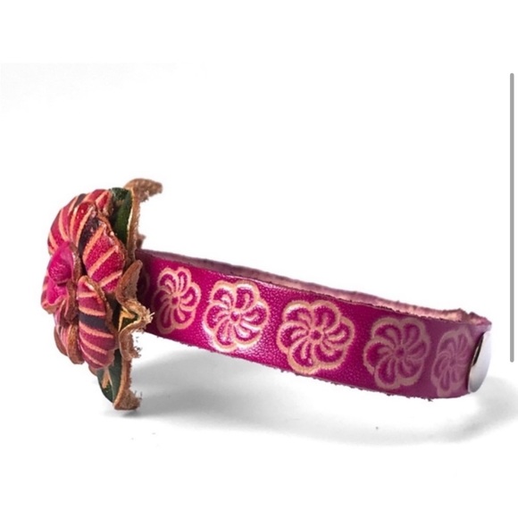 NWT! Genuine Leather
Handmade Handcrafted
Flower Snap Bracelet - Picture 4 of 6